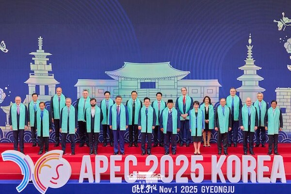 이재명 대통령이 지난 1일 경주화백컨벤션센터에서 열린 APEC 2025에 참석한 각국 정상들과 기념촬영을 하고 있다. (사진=대통령실)
