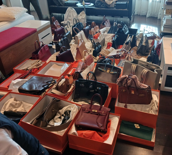 국세청은 서울시, 경기도 등 7개의 지자체와 공조해 지난달 20일부터 31일까지 재산은닉 혐의가 있는 고액･상습체납자에 대한 합동수색을 실시했다. 사진은 합동수색반이 고액 체납자 A씨의 집에서 찾은 에르메스 백 60점 (사진=국세청)