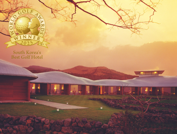 제주의 오름과 초가집을 모티브로 하늘에서 내려다보면 한송이의 포도같다하여 불리우는 포도호텔 (사진=SK핀크스)