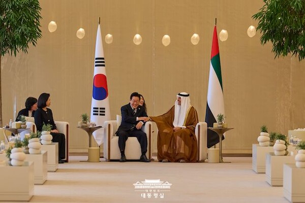 한국과 UAE는 UAE 스타게이트 프로젝트에 한국이 참여하며 양국간 협력을 전방위적으로 확대하기로 했다. 사진은  지난 17일 아부다비 왕실공항 도착 행사에 참석한 이재명 대통령의 모습 (사진=대통령실)