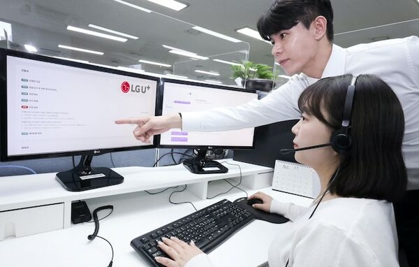 LG유플러스가  전화 상담 품질 향상을 위해 ‘AI Auto QA’를 개발했다. 사진은 LG유플러스 고객센터 상담사가 상담코칭을 받는 모습. (사진=LG유플러스)