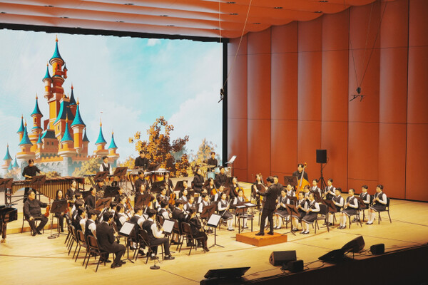 지난 22일 토요일 KBS홀에서 열린 ‘우리금융X사랑의달팽이 클라리넷앙상블 제20회 정기연주회’에서 청각장애 유소년으로 구성된 단원들이 연주를 하고 있다. (사진=사랑의달팽이)