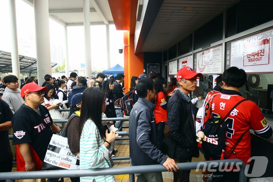 국세청이 암표업자들의 관행적인 탈루행위에 주목하고, 이를 근절하기 위한 강도 높은 세무조사를 실시한다. (사진=뉴스1)