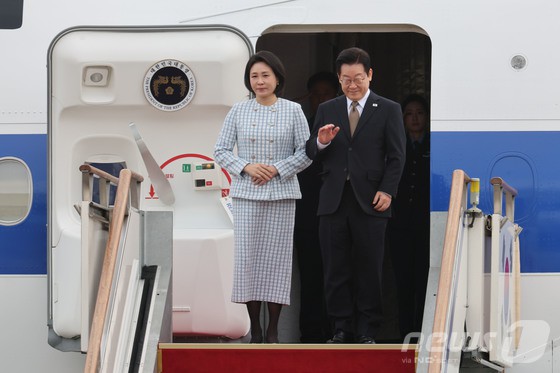 아랍에미리트(UAE)를 국빈 방문 중인 이재명 대통령은 17일(현지시간) 재외동포 간담회를 열었다. 사진은 이재명 대통령과 김혜경 여사가 지난 17일 G20 정상회의 참석을 계기로 아프리카와 중동 등 4개국 순방을 위해 경기 성남 서울공항을 통해 출국하며 인사하고 있는 모습. (사진=뉴스1)