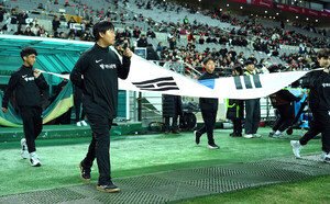 하나은행, 이주배경 가정 아동에 <b>축구</b> 국가<b>대표팀</b> A매치 경기 매치볼 키...